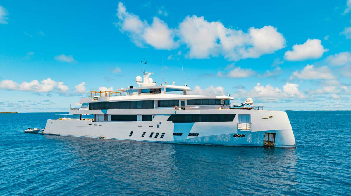 WHITE PEARL Superyacht Charters in Maldives