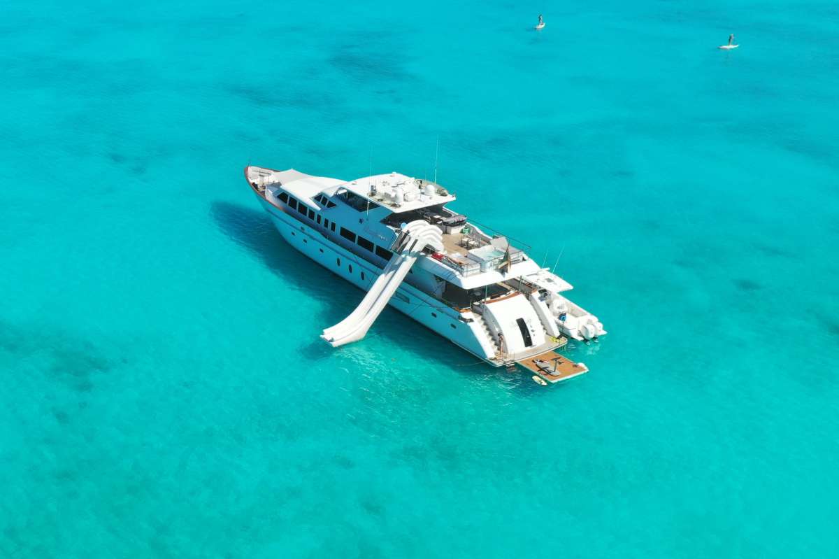 BEACHFRONT Superyacht Charters in Bahamas - Nassau Superyachts