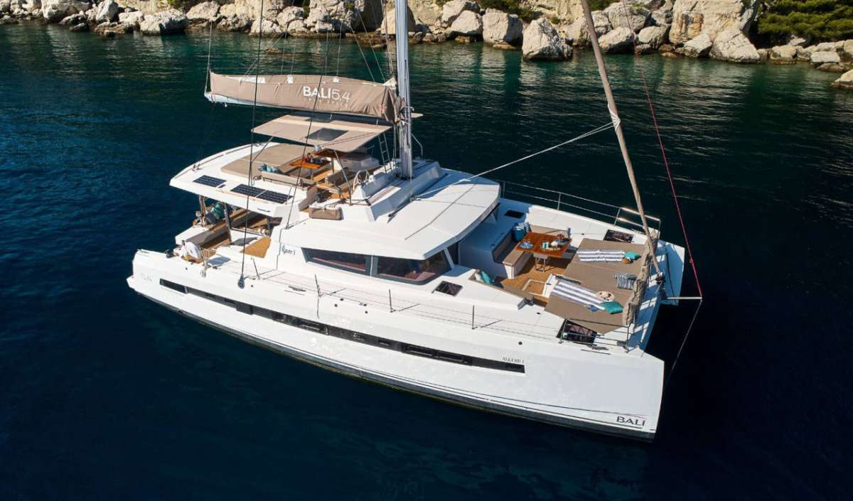 CHILLIN' HUT Crewed Charters in US Virgin Islands