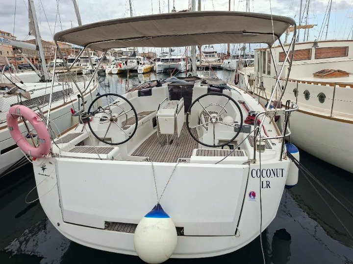 Sun Odyssey 419 - 3 cab. Bareboat Charter in France